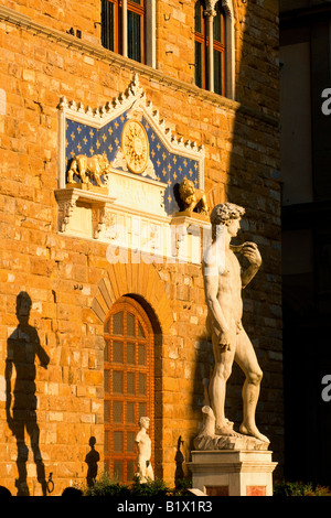 Statua di Davide e Palazzo Vecchio a Firenze Foto Stock