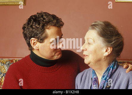 Giovane uomo alla ricerca di una donna anziana Foto Stock