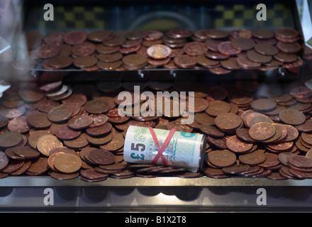 5 pound nota premio in un centesimo cade la macchina a un divertimento arcade. Foto Stock