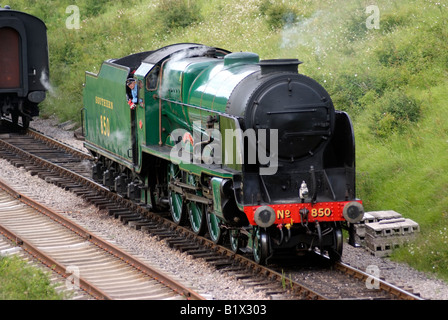 Motore di vapore 850 Lord Nelson treno in Cotswolds campagna Gloucestershire in Inghilterra Foto Stock