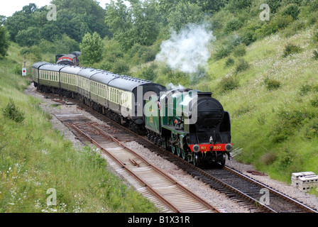 Motore di vapore 850 Lord Nelson treno in Cotswolds campagna Gloucestershire in Inghilterra Foto Stock