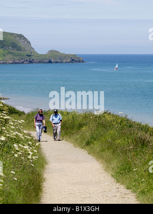 50s giovane a piedi lungo il sentiero costiero, Padstow, Cornwall, Regno Unito Foto Stock