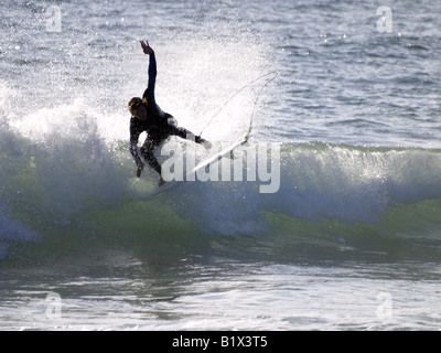 Surfer tenuto spento per un'antenna ruotare Foto Stock