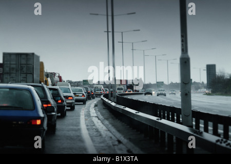 Il traffico pesante in autostrada Foto Stock