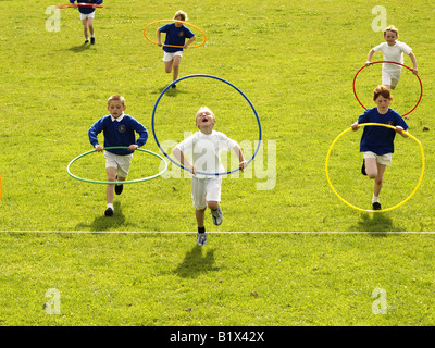 Vincendo la gara a cerchio , scuola di sport giornata di divertimento Foto Stock