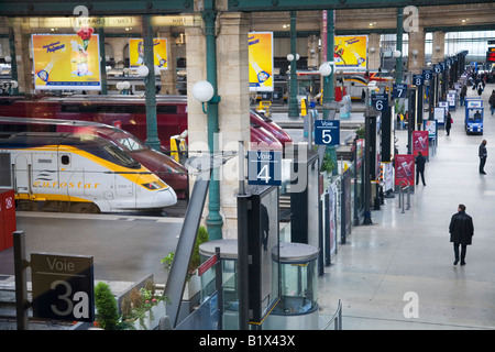 I treni Eurostar arrivano alla piattaforma in Paris Gare du Nord Francia Europa Foto Stock