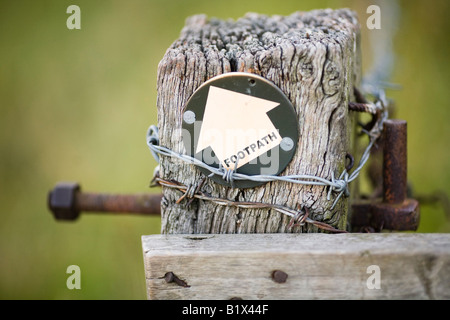 Un sentiero pubblico bloccato con filo spinato Foto Stock