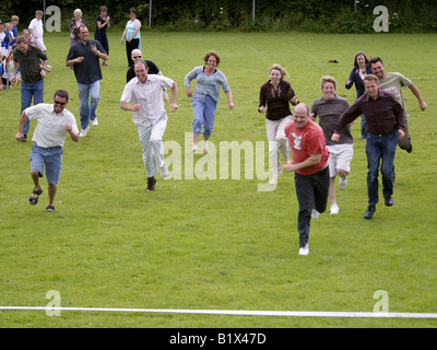 Gli adulti che partecipano a una gara sperando che a scuola di sport event Foto Stock