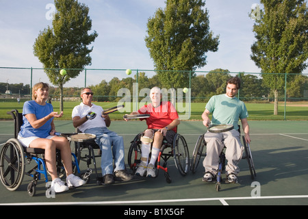 Quattro le persone disabili costretti su sedie a rotelle e la pratica del tennis Foto Stock