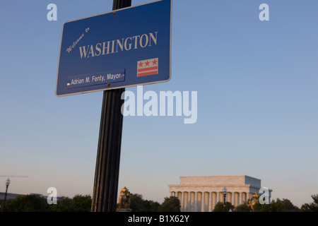 Un segno accoglie i visitatori su Arlington Memorial Bridge a Washington DC con il Lincoln Memorial in background. Foto Stock