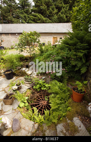 Regno Unito Galles Powys Rhayader Gilfach Riserva Naturale tradizionale gallese medievale longhouse bene nel cortile Foto Stock