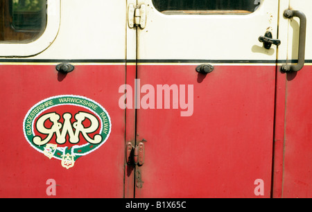 GWR Gloucestershire Warwickshire railway badge sulla carrozza ferroviaria porta Foto Stock