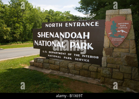 Parco nazionale di servizio in segno di benvenuto all'entrata nord del Parco Nazionale di Shenandoah sullo Skyline Drive, anteriore Royal, Virginia. Foto Stock