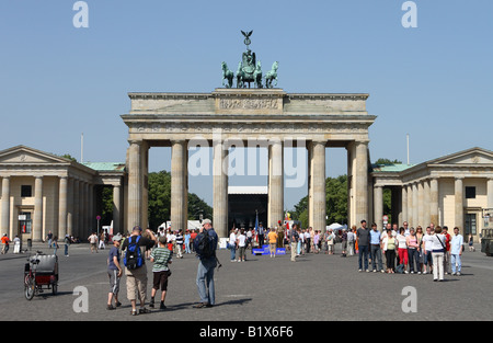 Berlino Germania la storica Porta di Brandeburgo nella Pariser Platz coronata da la Quadriga di scultura con molti turisti Foto Stock