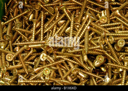 Il mucchio di viti giace su una superficie Foto Stock