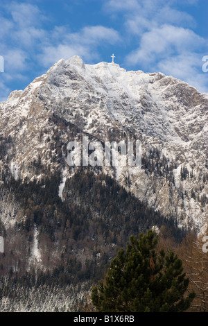 Caraiman massiccio con eroi monumento Foto Stock