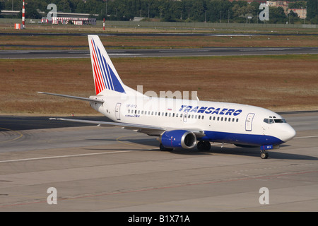 Transaero Boeing 737 russo a basso costo a getto di bilancio commerciale aereo compagnia aerea piano taxying presso l'aeroporto Tegel di Berlino Germania Foto Stock