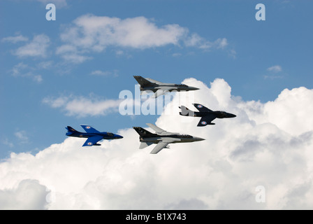 RAF Panavia Tornado F3 in formazione con Hawker Hunter Kemble Air Show 2008 Foto Stock