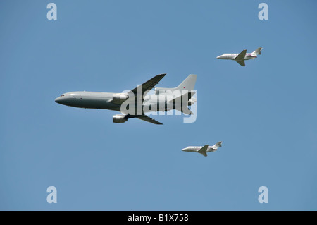 RAF Lockheed Tristar tanker velivoli da trasporto affiancato da due HS 125 Liason aeromobile Foto Stock