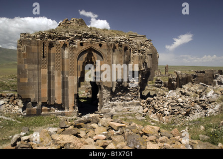 Resti della Via della Seta caravansary all'Ani, rovinato capitale del regno armeno, sulla Turchia orientale confine con Armenia Foto Stock