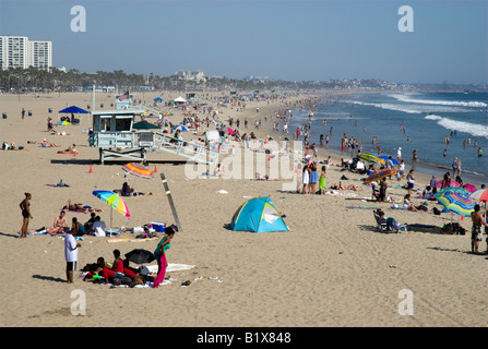 La spiaggia di Santa Monica, vista guardando verso il basso sulla spiaggia. Foto Stock