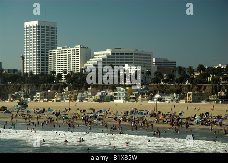 La spiaggia di Santa Monica, visto dal lato dell'oceano indietro verso la spiaggia. Foto Stock