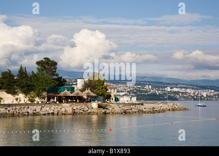 Opatija Istria Croazia Europa vista Offshore del ristorante sul mare in località balneare sul golfo di Kvarner costa nel mare Adriatico Foto Stock