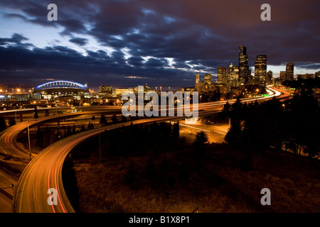 Lo skyline di Seattle inizio serata rivolta ad ovest Foto Stock