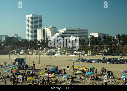 La spiaggia di Santa Monica, visto dal lato dell'oceano indietro verso la spiaggia. Foto Stock