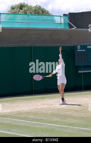 Il cinese la stella del tennis Jie ZHENG che serve. Foto Stock