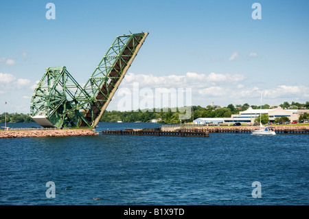 Il LaSalle Causeway a Kingston, Ontario collega il Rideau River per il San Lorenzo Seaway. Foto Stock