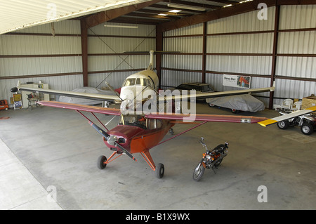 Due aerei parcheggiati in un aeromobile privato hangar nella California del Sud Foto Stock