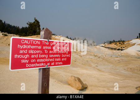 Un rosso segno di attenzione avverte i visitatori a dire sul lungomare per evitare di danneggiare le aree idrotermali in Bumpass Hell Foto Stock