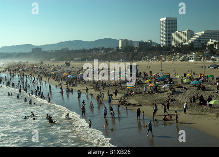 La spiaggia di Santa Monica, visto dal lato dell'oceano indietro verso la spiaggia. Foto Stock