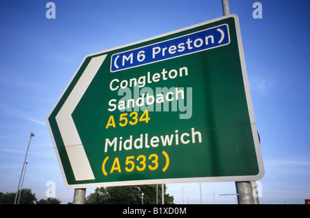 Cartello stradale che mostra le direzioni per la M6 Preston Congleton Sandbach e Middlewich A534 A533 Foto Stock