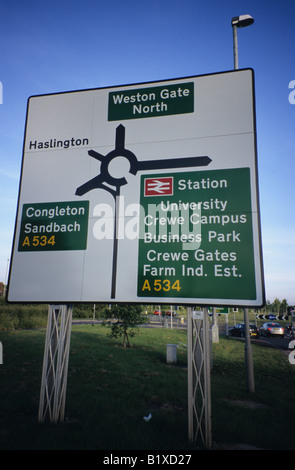 Cartello stradale che mostra le indicazioni per la stazione di Crewe Manchester University un534 Congleton Sandbach Haslington Foto Stock