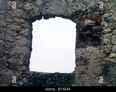 Il vecchio muro di pietra e finestra nella nebbia Foto Stock