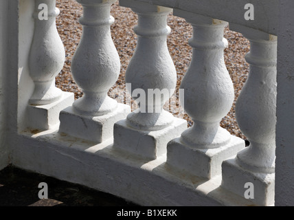 Passeggiata sul lungomare al De La Warr Pavilion Bexhill Foto Stock