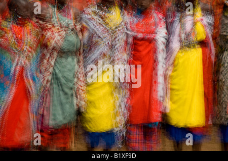 Colorato abito tradizionale delle donne Masai Foto Stock