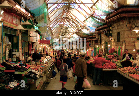 Gerusalemme la famosa e atmosferica Jewish mercato Mahane Yehuda, un hotspot per gli alimenti tradizionali e gli elementi culturali. Foto Stock