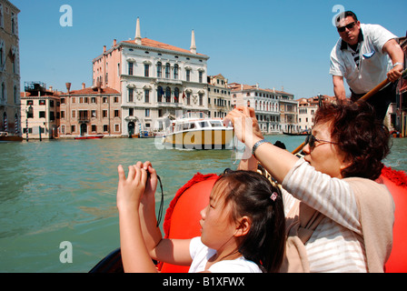 Turisti asiatici a scattare foto su una gondola a Venezia Foto Stock