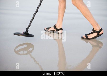 Bassa vista in sezione di una persona con il rivelatore di metalli Foto Stock