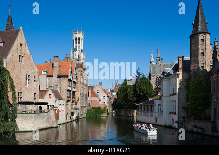 Gita in barca su un canale nel centro storico di Bruges, Belgio Foto Stock