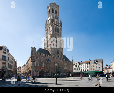 Grote Markt (piazza principale) e la Torre Campanaria nel centro della città vecchia di Bruges, Belgio Foto Stock