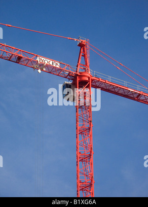 Torre Rossa gru contro un cielo blu Foto Stock