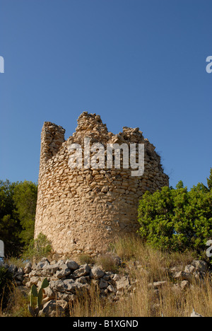 Il mulino a vento abbandonato su La Plana, Javea / Xabia, Provincia di Alicante, Comunidad Valenciana, Spagna Foto Stock