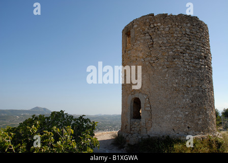 Il mulino a vento abbandonato su La Plana, Javea / Xabia, Provincia di Alicante, Comunidad Valenciana, Spagna Foto Stock