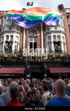 La folla di persone al pub Comptons durante il Gay Pride Festival Londra Inghilterra Gran Bretagna REGNO UNITO Foto Stock
