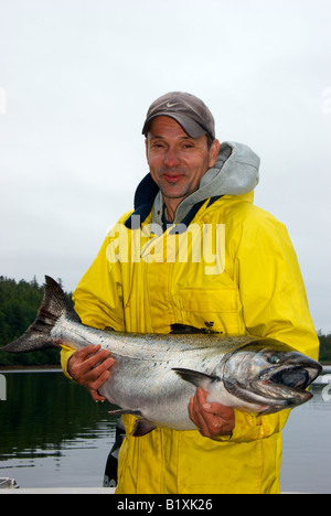 Pescatore maschio tenendo un grande sport troll catturati Prince Rupert Salmone Chinook pesce Foto Stock