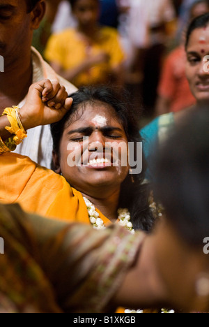 Devoto in trance emotiva all'interno delle Grotte Batu durante l'annuale festival indù di THAIPUSAM Kuala Lumpur in Malesia Foto Stock